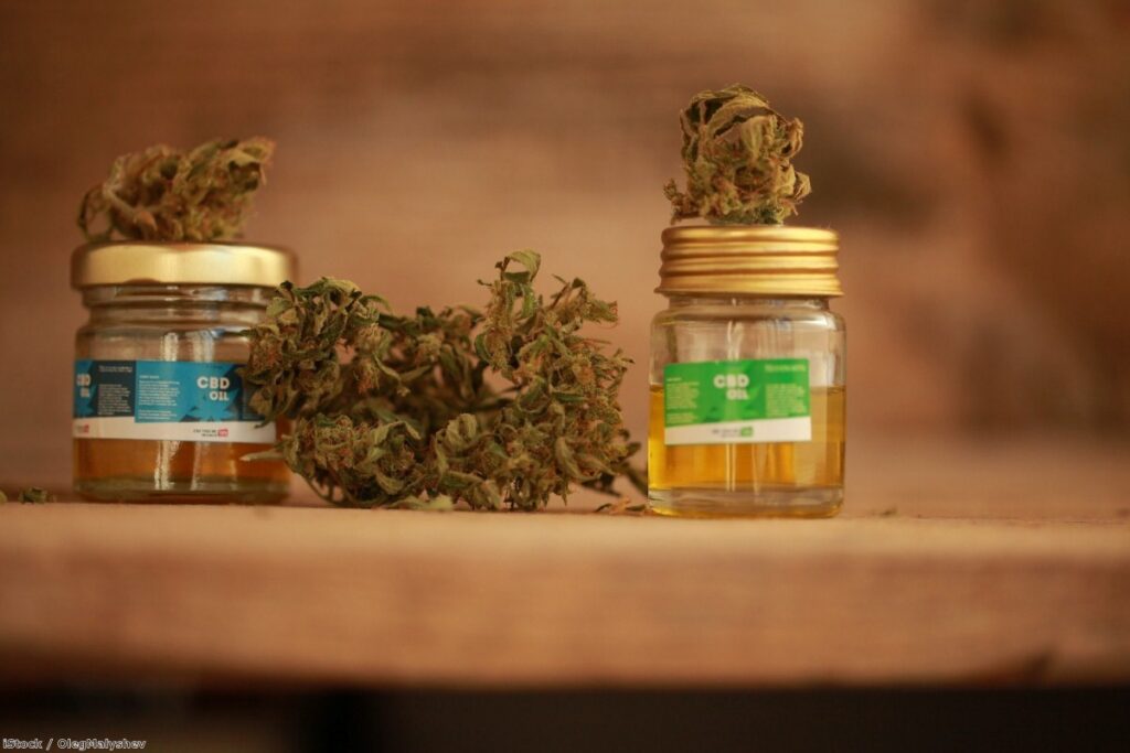 Cannabis oil | Copyright: iStock / OlegMalyshev