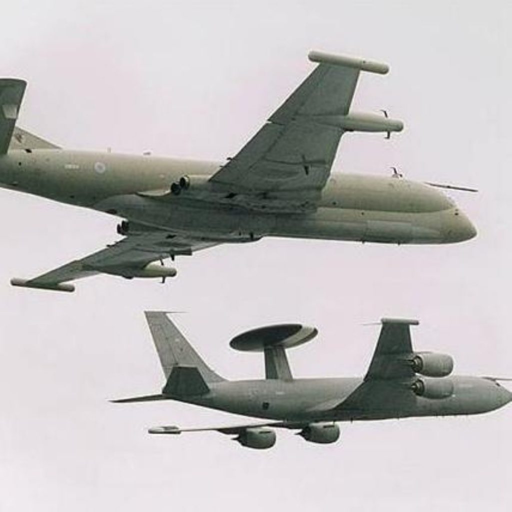 Defence committee says MoD should 'cut losses' over Nimrod