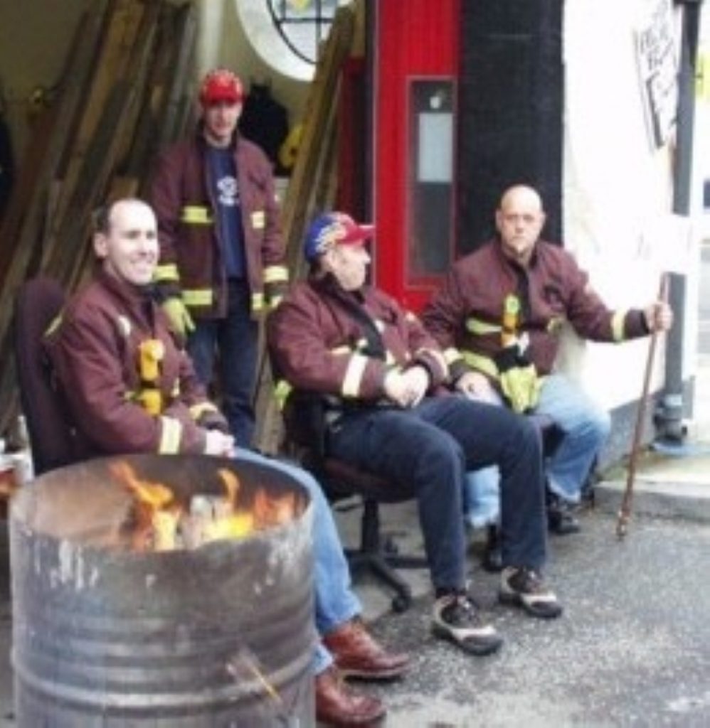 Firefighters strike in new pay row