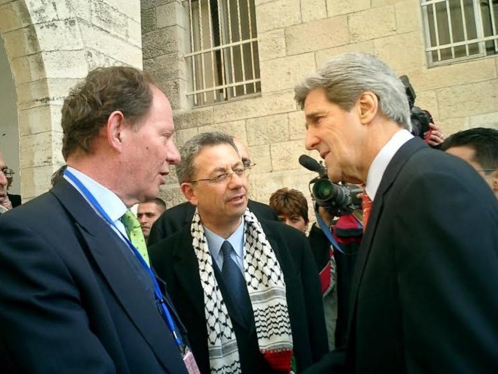 Edward McMillan-Scott (l) discusses the peace process with Mustafa Barghouti and John Kerry in Ramallah 