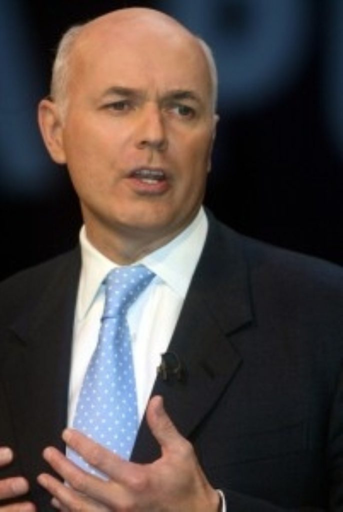 Tory MPs oust Duncan Smith