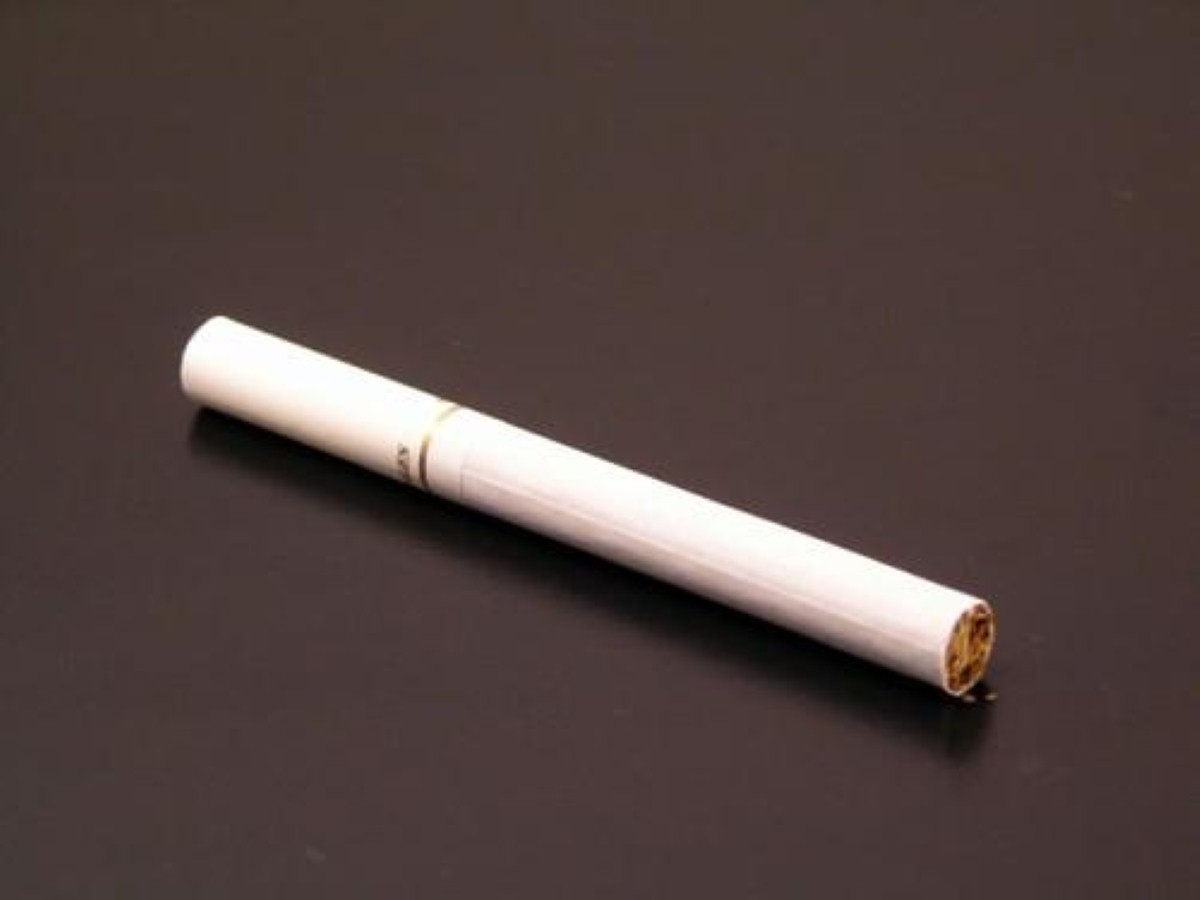 Сигареты с белым фильтром. Сигареты белые. Сигареты с фильтром. Белые сигары. Электронная сигарета белая с золотом.