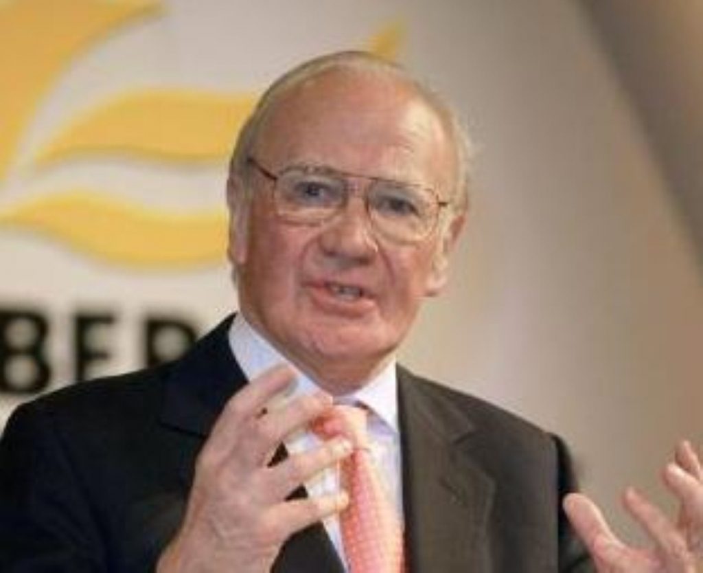 Liberal Democrat leader Sir Menzies Campbell wins vote to delay decision on replacing Trident nuclear weapons