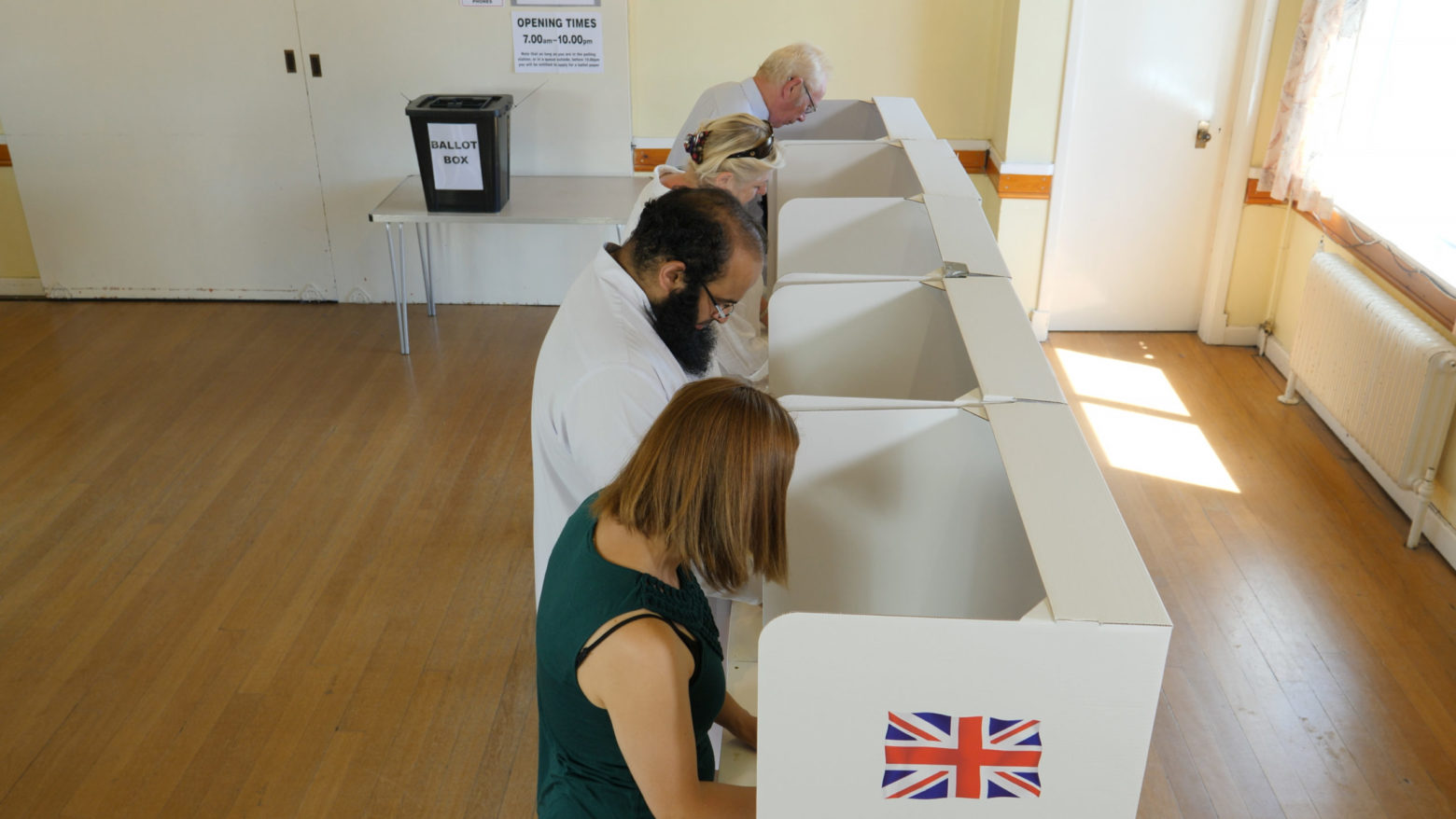 Video vote. Лежит на избирательном участке. Voting Booth. Великобритания избирательный участок кабинка. Избирательный участок 938.