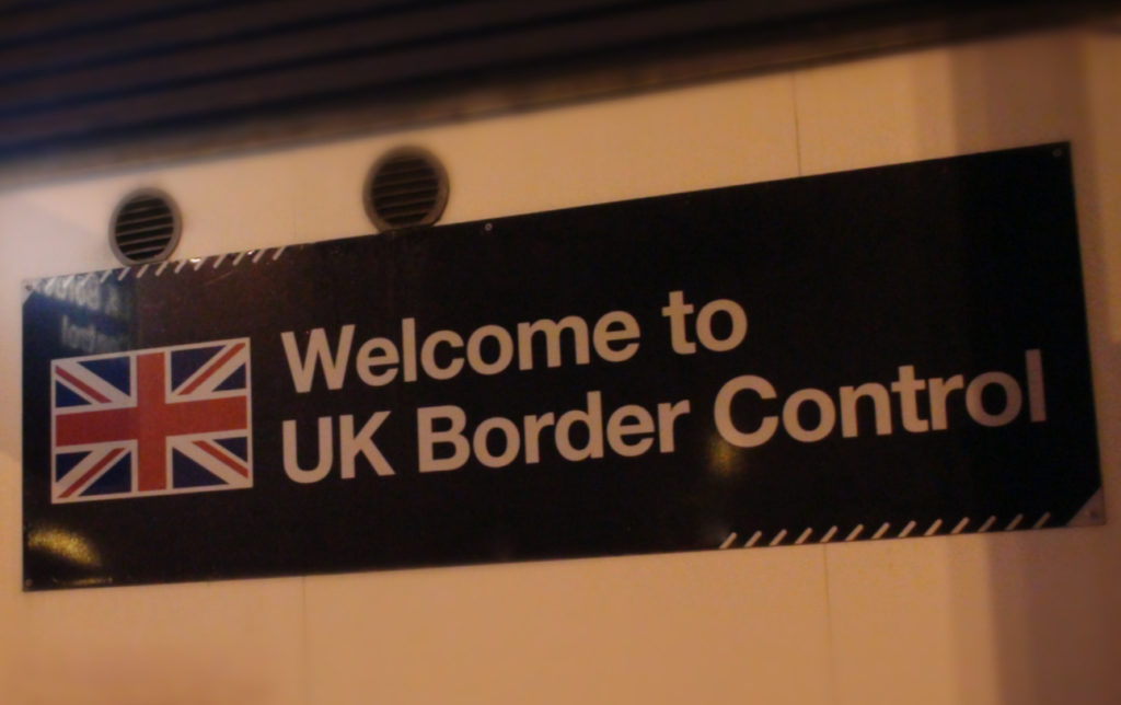 Ex foreign secretary leads calls for UK to speed up admission of Ukrainian refugees